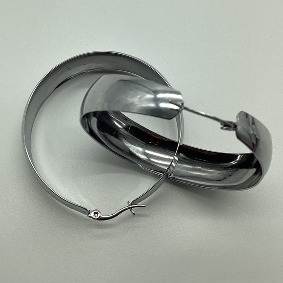 1.5'' Round Chunky Hoop Earrings - Not sure of what they are made of. Reposhed - Picture 6 of 10